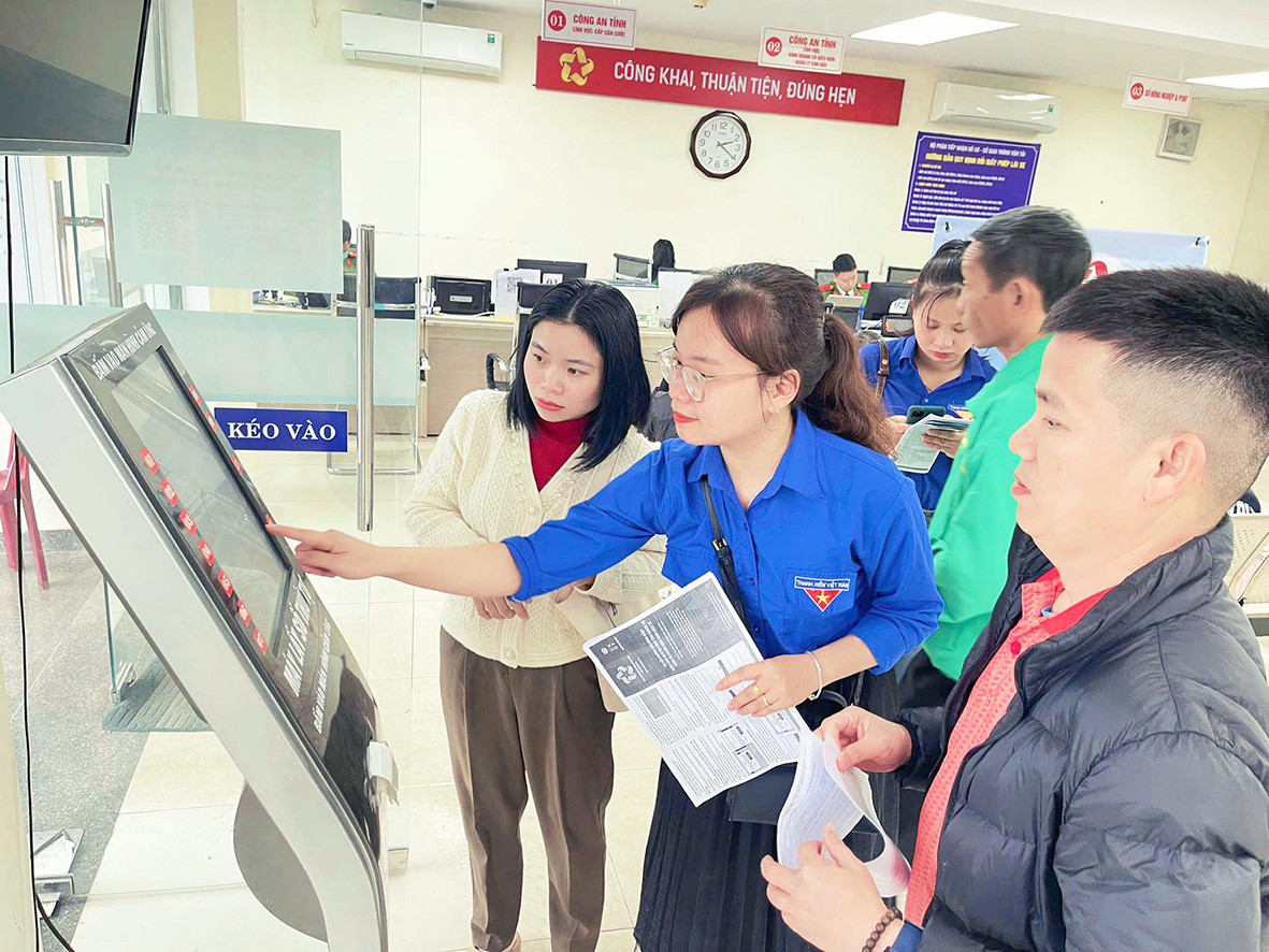 Lực lượng đoàn viên, thanh niên hỗ trợ người dân thành phố Đông Hà thực hiện dịch vụ công trực tuyến (Ảnh minh họa)