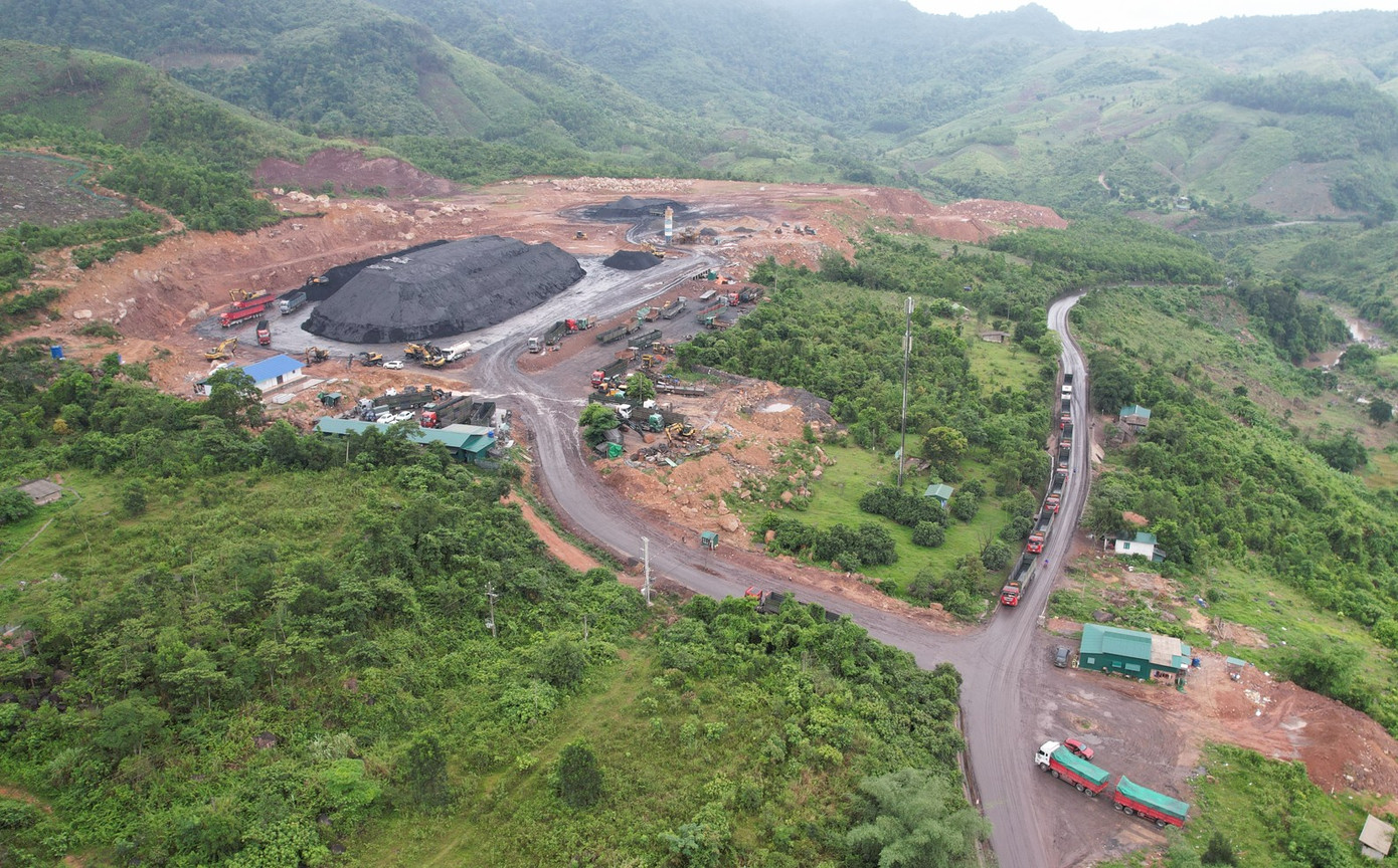 Người dân thôn A Đeng, xã A Ngo, huyện Đakrông (Quảng Trị) thường xuyên phản ánh bãi tập kết, sang hạ tải than của Công ty TNHH Nam Tiến gây ô nhiễm bụi, lầy lội đường giao thông. Ảnh: Lê Trường