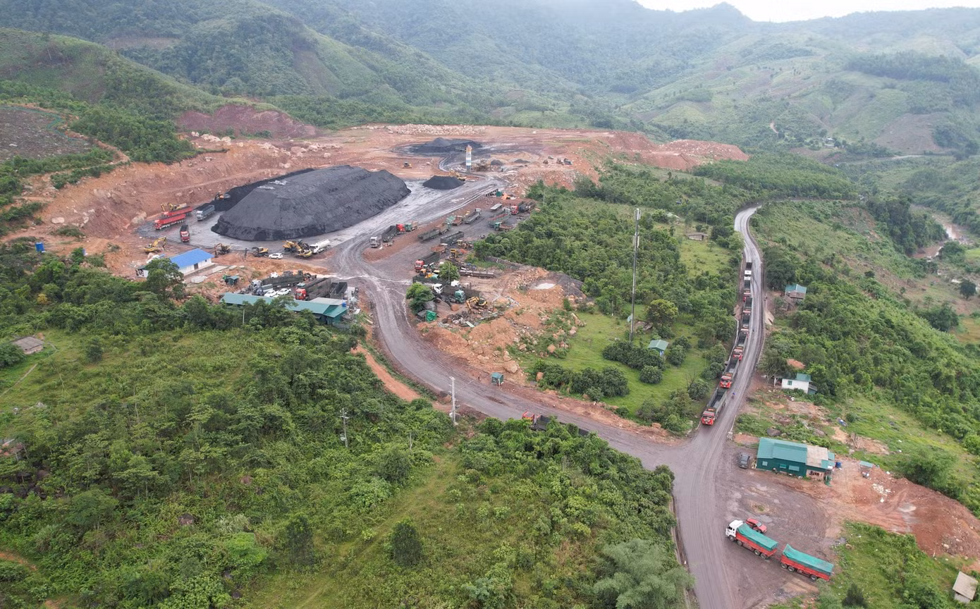 Người dân thôn A Đeng, xã A Ngo, huyện Đakrông (Quảng Trị) thường xuyên phản ánh bãi tập kết, sang hạ tải than của Công ty TNHH Nam Tiến gây ô nhiễm bụi, lầy lội đường giao thông. Ảnh: Lê Trường