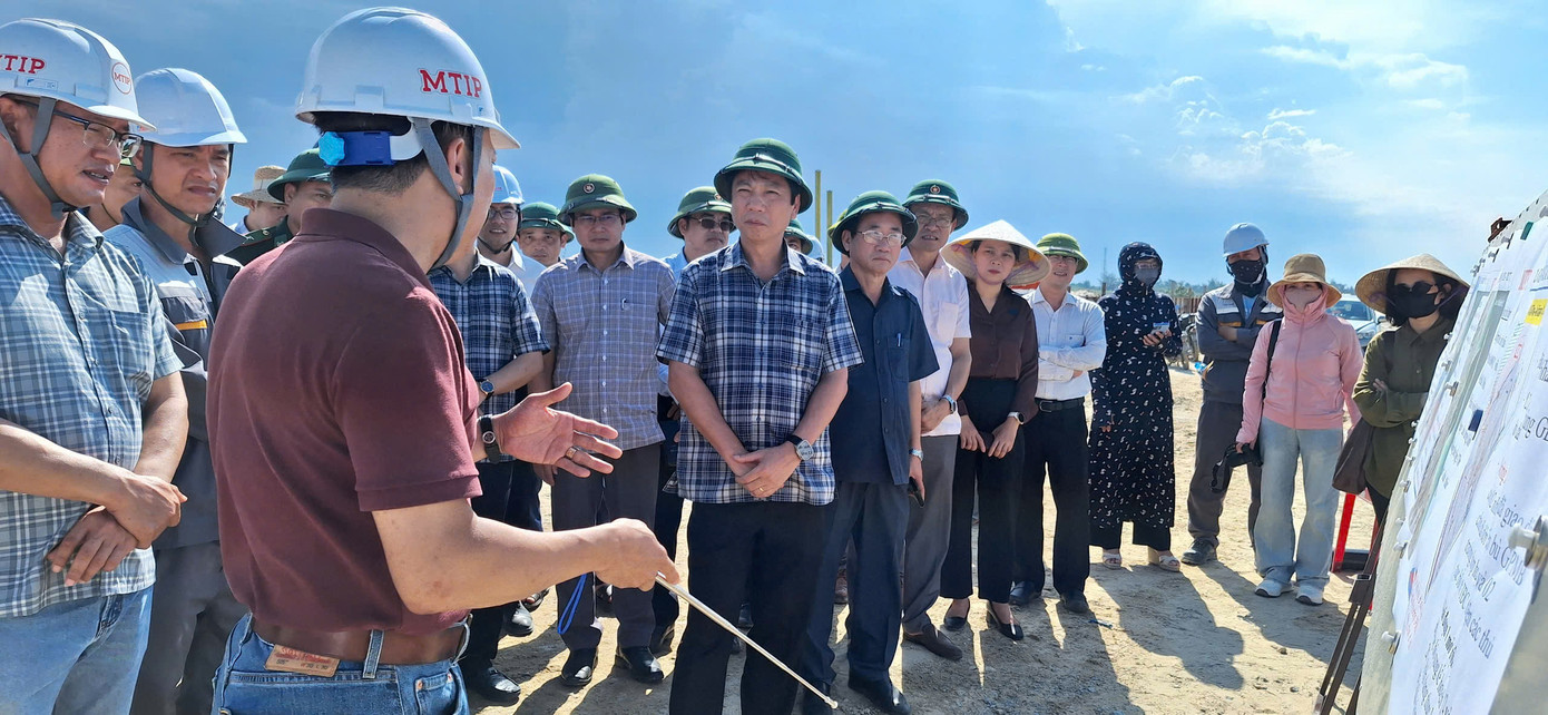 Quyền Chủ tịch UBND tỉnh Hoàng Nam kiểm tra tiến độ thi công dự án Khu bến cảng Mỹ Thủy. Ảnh: Lê Minh.