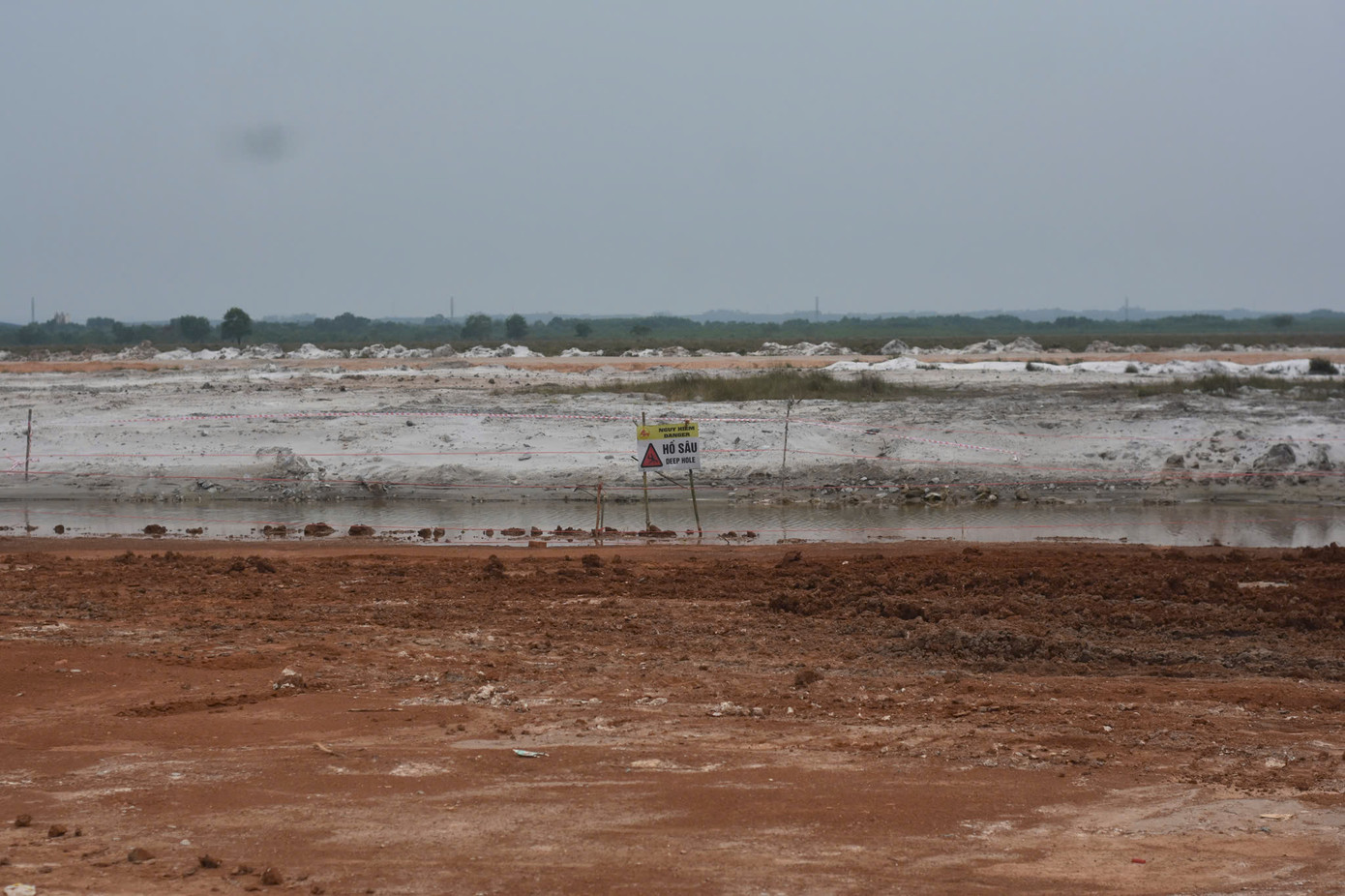 Các hạng mục khu phục vụ mặt đất, nhà ga hành khách, đài kiểm soát không lưu đã hoàn thiện thủ tục chuẩn bị đầu tư, đang lựa chọn nhà thầu để triển khai thi công đồng loạt trong tháng 5/2025. Các hạng mục khu bay như đường cất hạ cánh, sân quay đầu đang trình thẩm định, sẽ hoàn thành trong quý II năm 2025 để triển khai thi công đảm bảo tiến độ hoàn thành đưa dự án vào khai thác vận hành vào tháng 7/2026.