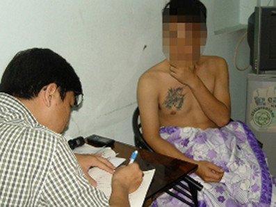  Một trong số các cặp mua bán dâm bị xử lí đêm 19/5