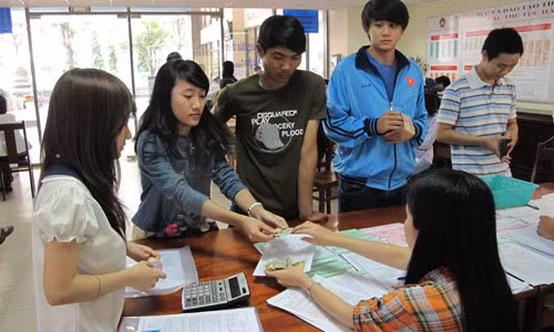Trong số nhiều thí sinh nộp hồ sơ đăng ký dự thi tại Sở GD-ĐT TP.HCM, có không ít người thi theo diện liên thông - Ảnh: Đào Ngọc Thạch