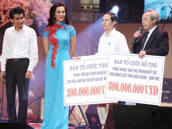 Bức ảnh tố cáo nhà tổ chức thực sự của live show Chế Linh 12-11 ở Mỹ Đình: Ông Hoàng Tiến, người đứng ngoài cùng bên trái trao tặng “quà của ban tổ chức”