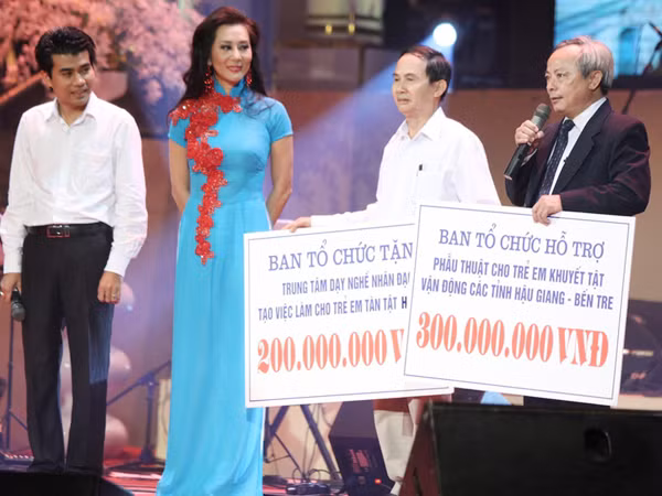 Bức ảnh tố cáo nhà tổ chức thực sự của live show Chế Linh 12-11 ở Mỹ Đình: Ông Hoàng Tiến, người đứng ngoài cùng bên trái trao tặng “quà của ban tổ chức”