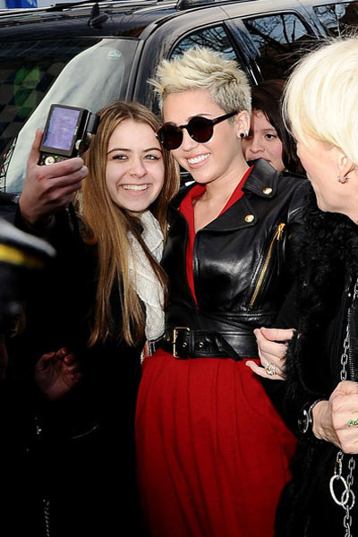 Cô xuất hiện trên hàng ghế khán giả trong nhiều buổi trình diễn và fans săn đón chụp hình với ngôi sao của kênh Disney. Cô xuất hiện trên hàng ghế khán giả trong nhiều buổi trình diễn và fans săn đón chụp hình với ngôi sao của kênh Disney.