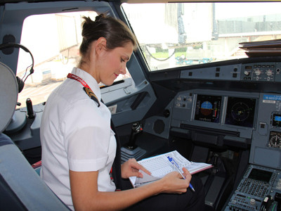 Phi công Anna trước giờ bay. Phi công Anna trước giờ bay