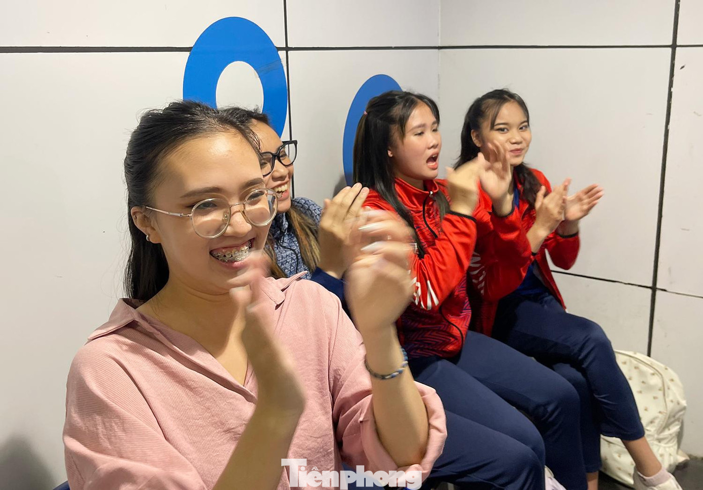 Giải tranh tài trong 2 ngày, ngày 1 và 2/10. Ngay sau lễ khai mạc, chiều 1/10, các VĐV đã bước vào thực hiện các bài biểu diễn junior ice dance-rhythm dance (13-19 tuổi); bài thi ngắn của cá nhân nam, nữ (15 tuổi trở lên, 13-19 tuổi), đơn nam, nữ advanced novice (10-15 tuổi), đơn nam, nữ elementary (8-12 tuổi)...