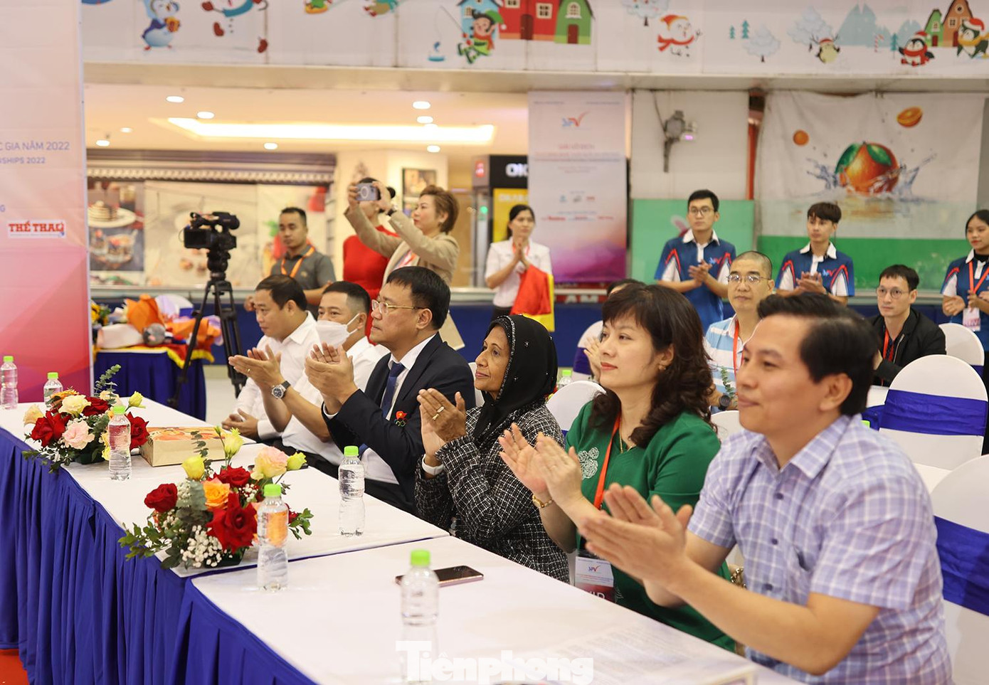 Chiều tối ngày 2/10 sẽ công bố kết quả và trao thưởng cho các hạng mục. Thời gian vừa qua, nhiều VĐV trẻ của trượt băng Việt Nam như Phan Hoàng Phúc, Lại Diệu Hương, Nguyễn Quang Minh, Nguyễn Linh Chi, Trần Khánh Linh... là những gương mặt triển vọng của môn thể thao này, đã thi đấu các giải quốc tế trong tháng 9 vừa qua. Tại giải vô địch quốc gia lần đầu tiên ở Việt Nam lần này, họ đều tham dự và được khán giả cổ vũ nhiệt tình.