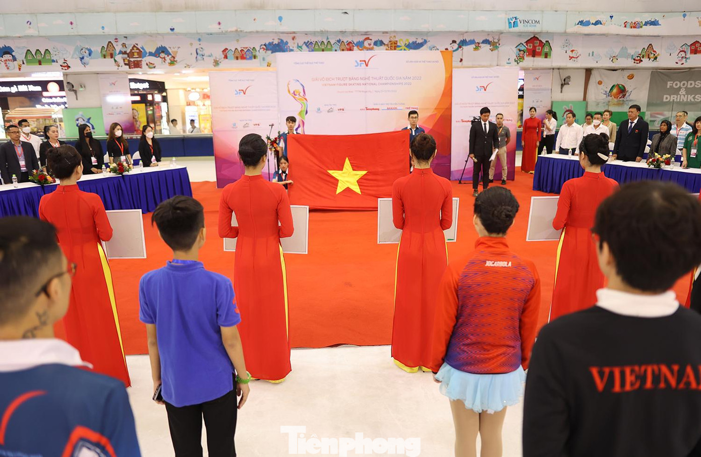 Giải đấu do Liên đoàn trượt băng và roller Việt Nam cùng Sở VH-TT Hà Nội và Tổng cục TDTT phối hợp tổ chức, với các cuộc tranh tài trên mặt sân băng tại khu đô thị Royal City (Hà Nội).Trong ảnh: Các đại biểu và vận động viên làm lễ chào cờ trước khi vào thi đấu môn trượt băng nghệ thuật