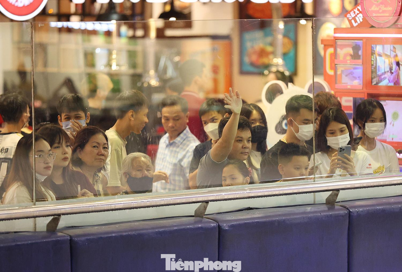 Khán giả Việt Nam lần đầu xem VĐV trượt băng đấu vô địch quốc gia trong nước