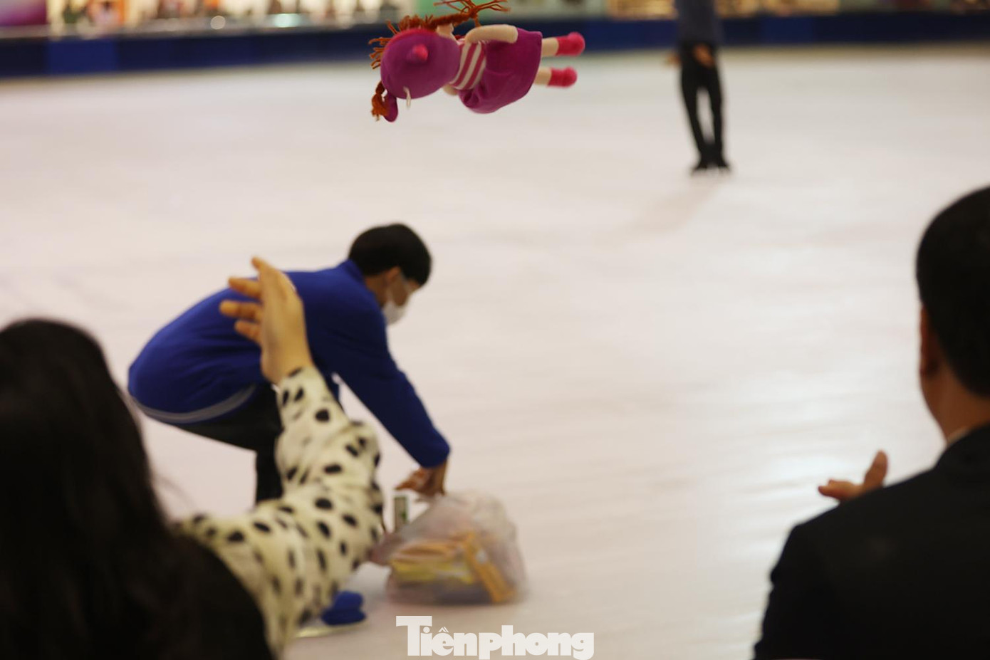 Sau mỗi màn thi đấu, khán giả tung gấu bông và các vật phẩm yêu thích để nhằm cổ vũ, khích lệ VĐV