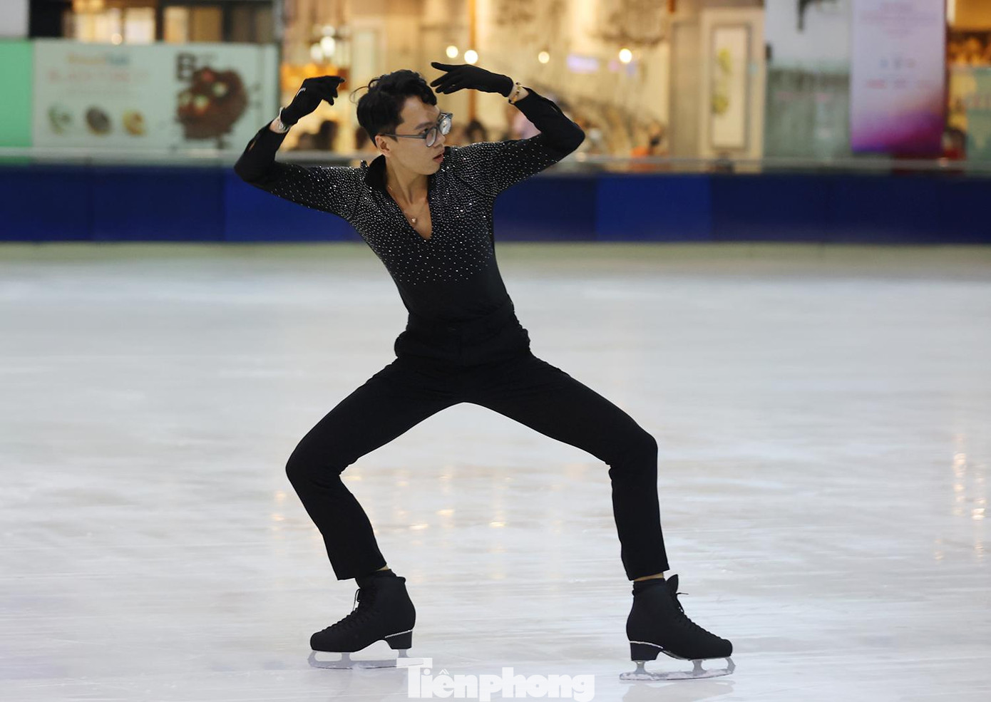 Nguyễn Tiến Đức trong phần thi Adult skating Nam