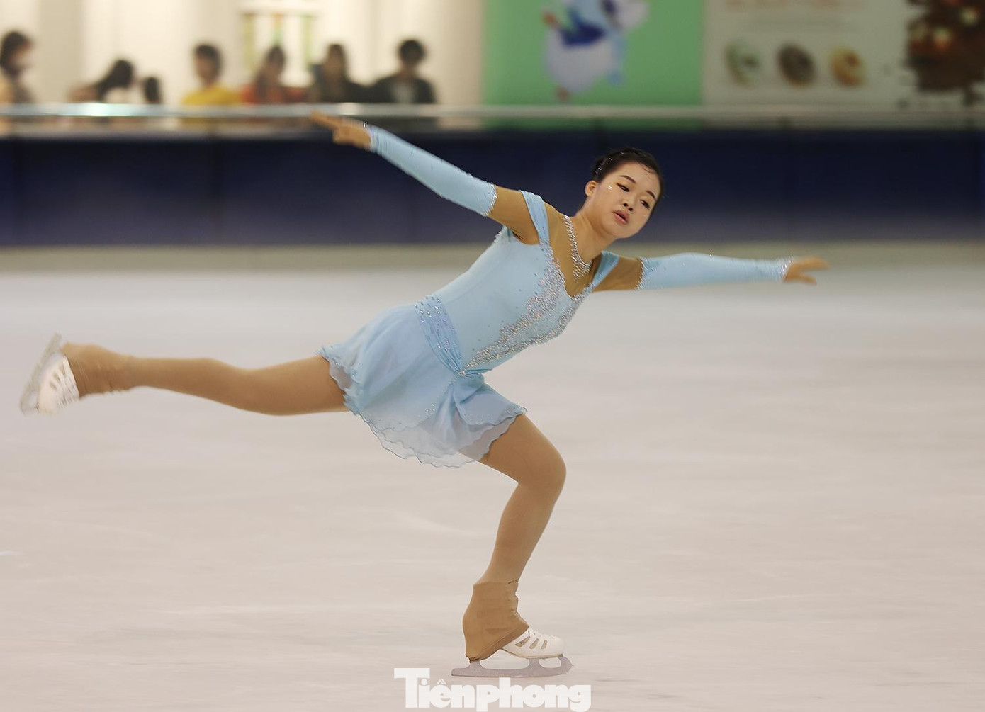 Trần Khánh Linh là cái tên không còn xa lạ trong làng trượt băng nghệ thuật Việt Nam, sở hữu nhiều thành tích trong nước và quốc tế Khánh Linh là đại diện đơn nữ duy nhất của Việt Nam vừa tranh tài tại giải Thanh thiếu niên thế giới (Ostrava, CH Czech)