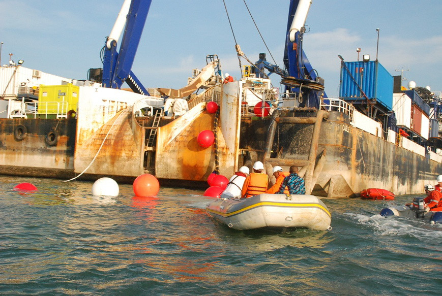 Cáp buộc phao được chuyển dần xuống biển nhờ hệ thống ròng rọc đẩy