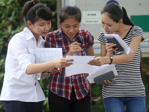 Thí sinh trao đổi bài sau giờ thi toán tại Trường CĐ Sư phạm Hà Nội. Ảnh: Minh Quyết/TTXVN. Thí sinh trao đổi bài sau giờ thi toán tại Trường CĐ Sư phạm Hà Nội. Ảnh: Minh Quyết/TTXVN