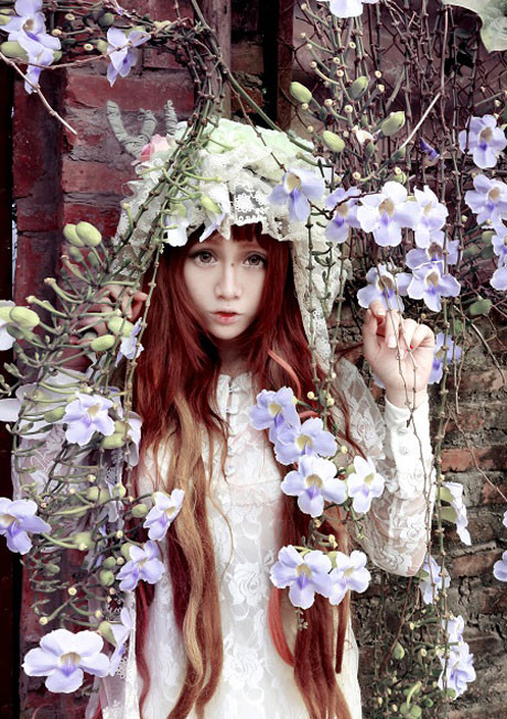 Công chúa Cosplay Việt hóa thành những yêu tinh đang lẩn trốn trong khu vườn ngập đầy hoa