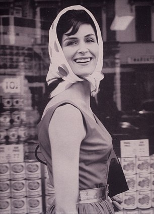 Daphne Selfe ngày ấy và bây giờ Daphne Selfe luôn giữ thái độ vui vẻ và lạc quan trong cuộc sống Một Daphne Selfe tự tin sải bước trên sàn catwalk bất chấp tuổi tác