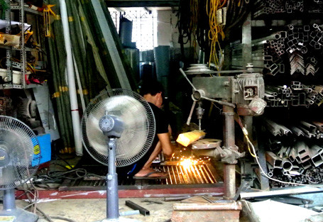 Tình trạng cháy nổ diễn ra thường xuyên trên địa bàn Hà Nội thời gian qua nhưng người lao động ở đường đê La Thành dường như không quan tâm đến điều đó 