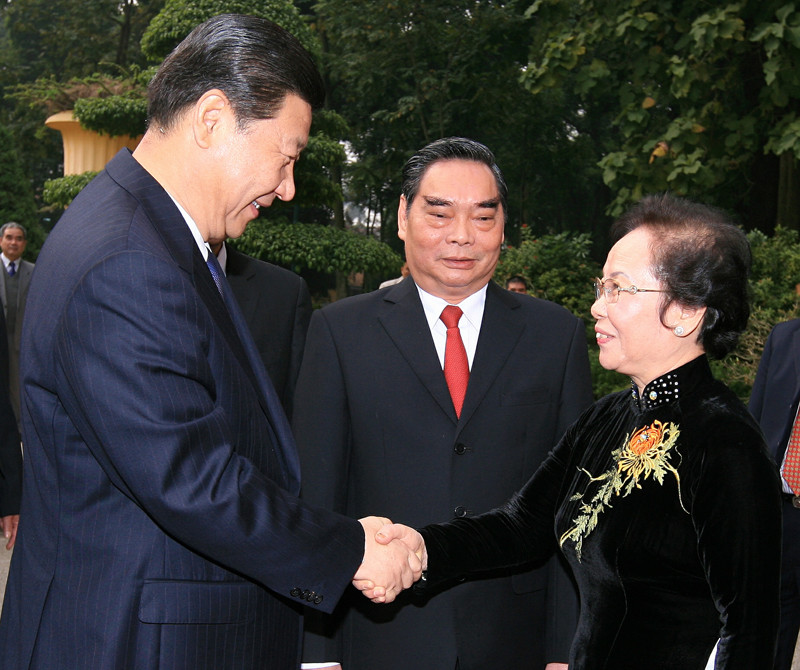 Uỷ viên Bộ Chính trị, Thường trực Ban Bí thư Lê Hồng Anh và Phó Chủ tịch nước Nguyễn Thị Doan đón Ủy viên Thường vụ Bộ Chính trị Đảng Cộng sản Trung Quốc, Phó Chủ tịch nước Cộng hòa Nhân dân Trung Hoa Tập Cận Bình sang thăm chính thức Việt Nam. Ảnh: TTXVN 