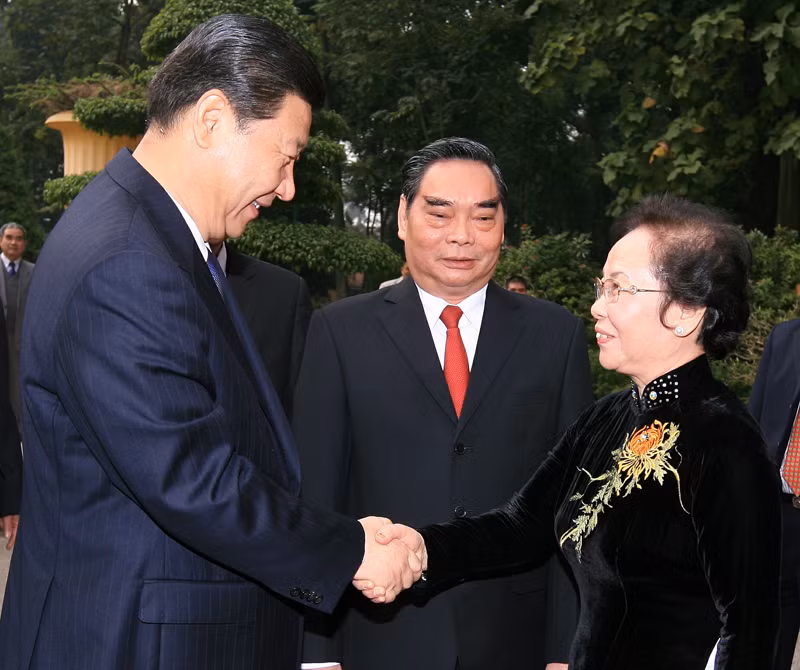 Uỷ viên Bộ Chính trị, Thường trực Ban Bí thư Lê Hồng Anh và Phó Chủ tịch nước Nguyễn Thị Doan đón Ủy viên Thường vụ Bộ Chính trị Đảng Cộng sản Trung Quốc, Phó Chủ tịch nước Cộng hòa Nhân dân Trung Hoa Tập Cận Bình sang thăm chính thức Việt Nam. Ảnh: TTXVN 