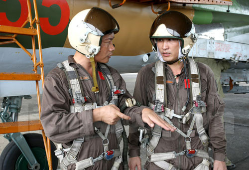 Trao đổi rút kinh nghiệm trong mỗi chuyến bay góp phần giúp các phi công tích lũy thêm kinh nghiệm bay