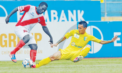 Các cầu thủ K.Kiên Giang (trái) gần như không có hy vọng tiếp tục thi đấu mùa sau, khi CLB không có nổi kinh phí dự giả. Ảnh: Q.ANH