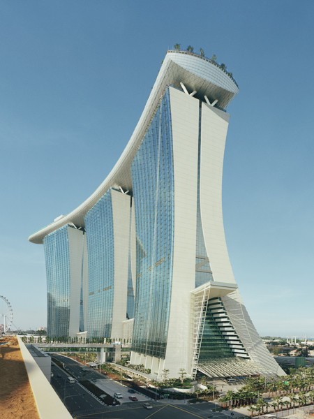 Tòa tháp ba và con thuyền khổng lồ ở Vịnh Marina