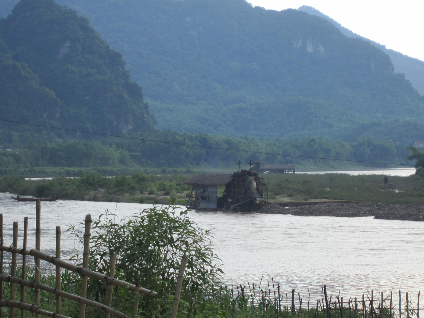 Có tới 3 máy khai thác vàng hoạt động ở làng Chum, xã Thiết Ống