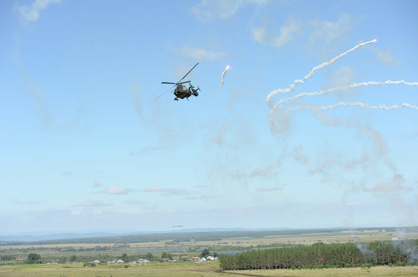 Cuộc tập trận Sứ mệnh hòa bình giữa hai nước diễn ra lần đầu tiên vào năm 2005 tại tỉnh Sơn Đông, Trung Quốc. Trong ảnh, máy bay chiến đấu của Trung Quốc đang làm nhiệm vụ trên bầu trời