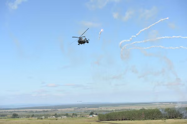 Cuộc tập trận Sứ mệnh hòa bình giữa hai nước diễn ra lần đầu tiên vào năm 2005 tại tỉnh Sơn Đông, Trung Quốc. Trong ảnh, máy bay chiến đấu của Trung Quốc đang làm nhiệm vụ trên bầu trời