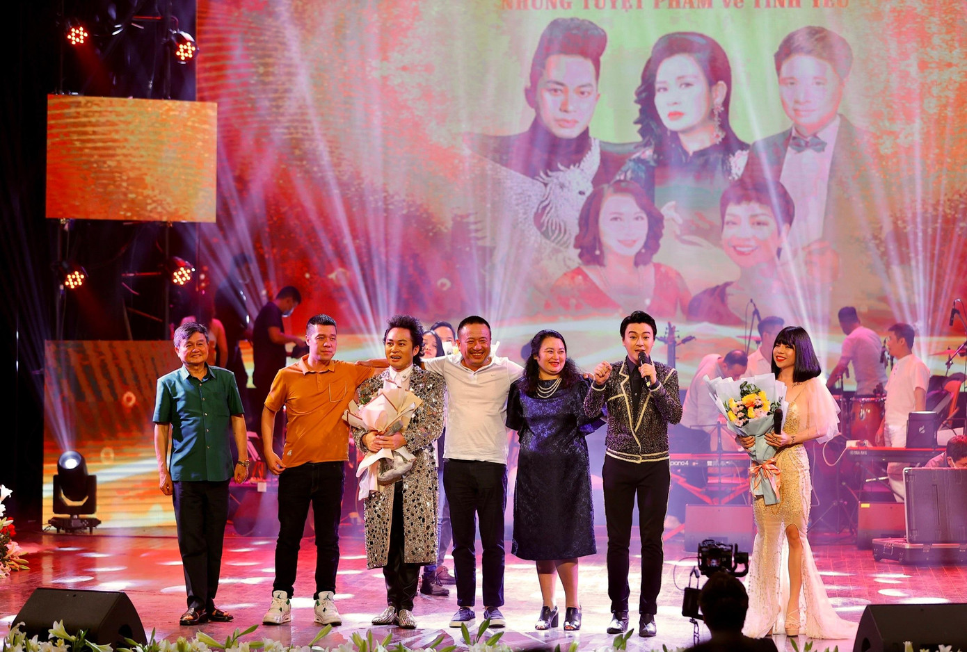 Bà Hoài Oanh (thứ 3 từ phải sang) trên sân khấu chương trình Hà Nội phố 2
