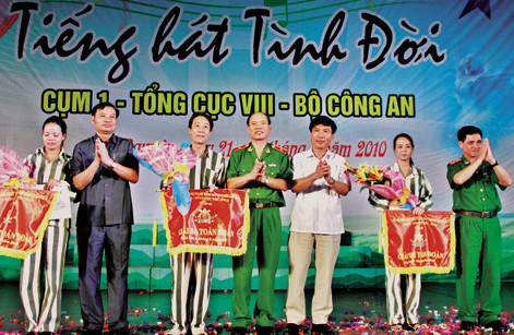 Thiếu tướng Hoàng Hà (giữa) trao giải cho các đơn vị Quyết Tiến, Phú Sơn và trại giam Hồng Ca (Giadinh.net)