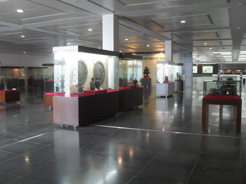 Hiện vật trưng bày khá sơ sài 