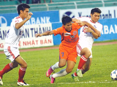 Một pha bóng trong trận XMXT Sài Gòn và V. Hải Phòng. Ảnh: T.vũ