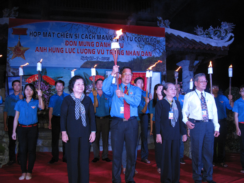 Anh Phan Văn Mãi và 19 đoàn viên, thanh niên, đại diện cho tuổi trẻ cả nước, đón nhận ngọn lửa chuyển giao từ các cựu tù Côn Đảo. Anh Phan Văn Mãi và 19 đoàn viên, thanh niên, đại diện cho tuổi trẻ cả nước, đón nhận ngọn lửa chuyển giao từ các cựu tù Côn Đảo
