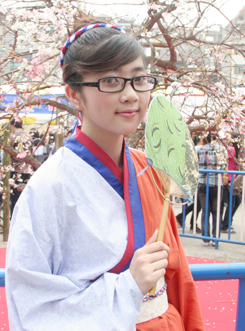 Các bạn trẻ trong trang phục kimono tạo dáng bên những chùm hoa anh đào thật được chuyển về từ Nhật Bản