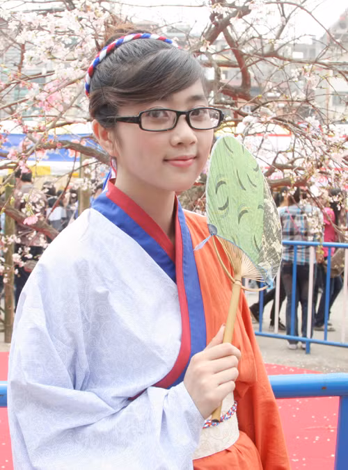 Các bạn trẻ trong trang phục kimono tạo dáng bên những chùm hoa anh đào thật được chuyển về từ Nhật Bản