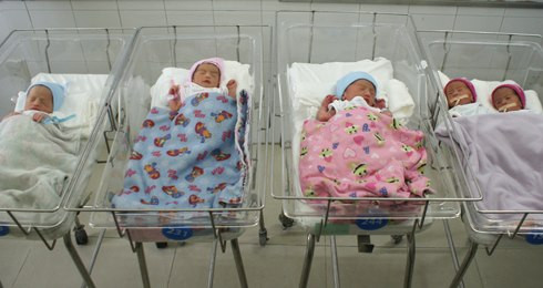 Tuổi lên ba của các bé trong ca sinh năm đầu tiên tại Việt Nam ảnh 1