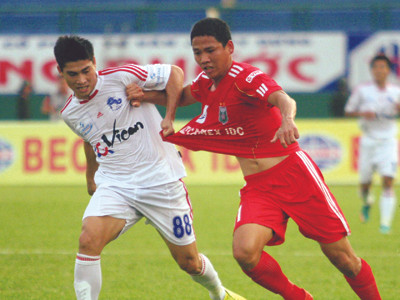 Bình Dương (đỏ) thua trên sân nhà. Bình Dương (đỏ) thua trên sân nhà