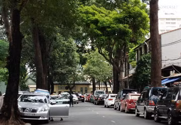 Dù quy định chỉ cho xe dừng, đỗ một bên đường nhưng ngày 15/7, người đàn ông ra dáng ông trùm tên Điểu cho ô tô đậu cả hai chiều. Dù quy định chỉ cho xe dừng, đỗ một bên đường nhưng ngày 15/7, người đàn ông ra dáng ông trùm tên Điểu cho ô tô đậu cả hai chiều