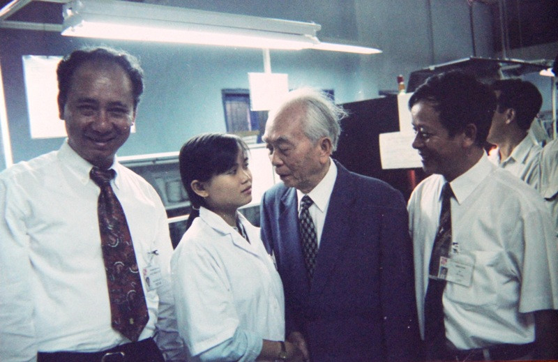 Nữ công nhân trẻ tên Lan, và nhiều công nhân trẻ hạnh phúc khi được Đại tướng đến thăm. (Ảnh: Đại Dương) 