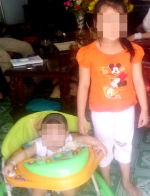 Hai đứa trẻ ngây thơ không biết gì trước thảm kịch của gia đình đã xảy ra. Hai đứa trẻ ngây thơ không biết gì trước thảm kịch của gia đình đã xảy ra