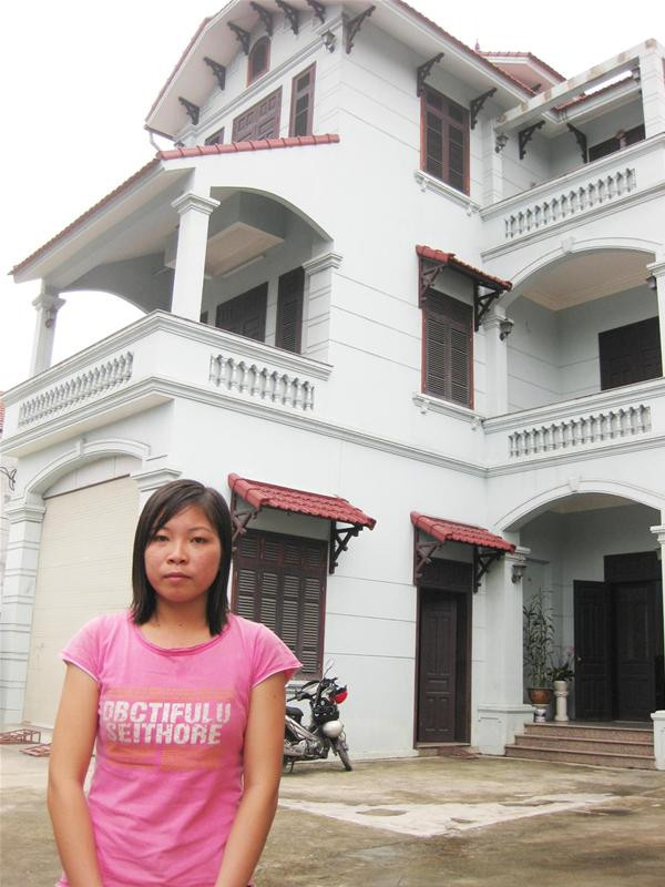 Nhân chứng Lã Thị Sinh tại sân nhà chị Ngô Thị Hương. Ảnh: PV