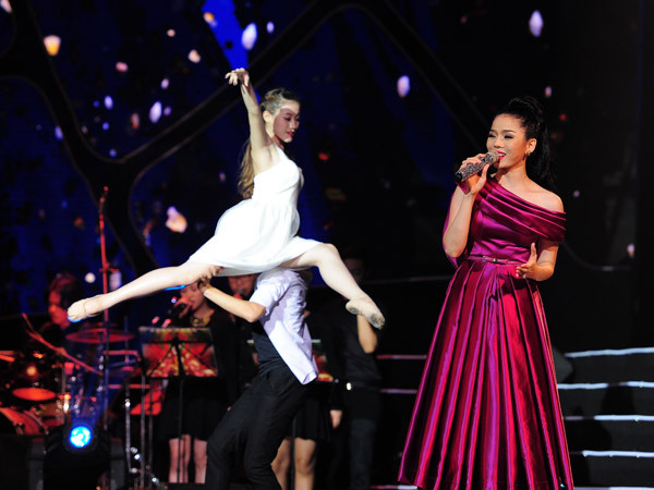 Cuối chương trình, nữ ca sĩ xuất hiện trở lại với hình ảnh trẻ trung, giới thiệu các ca khúc mới 'Quá muộn màng', 'Con tim dại khờ'..