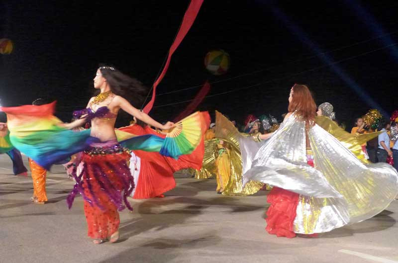 Các cô gái với trang phục latinh luôn khuấy động không khí đêm hội