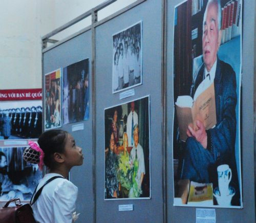 Nhiều em bé đến thăm triển lãm