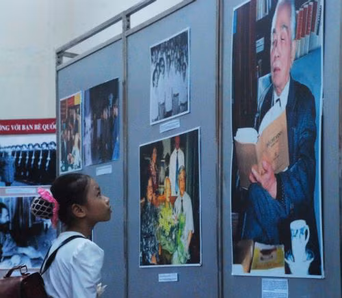 Nhiều em bé đến thăm triển lãm