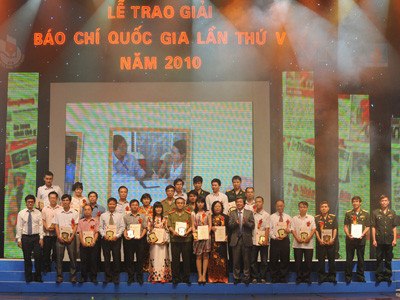 Các phóng viên Tiền Phong và đồng nghiệp tại lễ trao giải Ảnh: Hồng Vĩnh