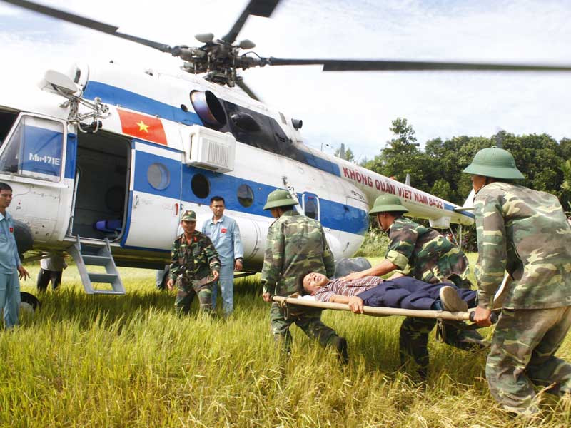 Đưa người bị thương lên trực thăng đi cấp cứu . Đưa người bị thương lên trực thăng đi cấp cứu